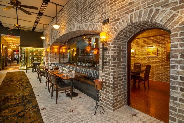halls-chophouse-columbia-sc-interior-6