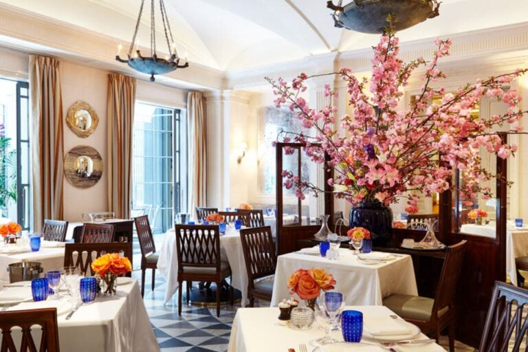 majorelle restaurant upper east side new york interior 2 768x512