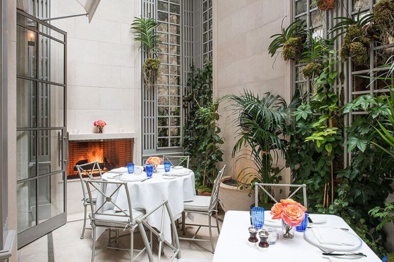 majorelle restaurant upper east side new york interior 4 768x512