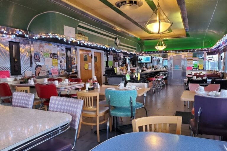 daphnes diner robbinsville nj interior 1 768x512