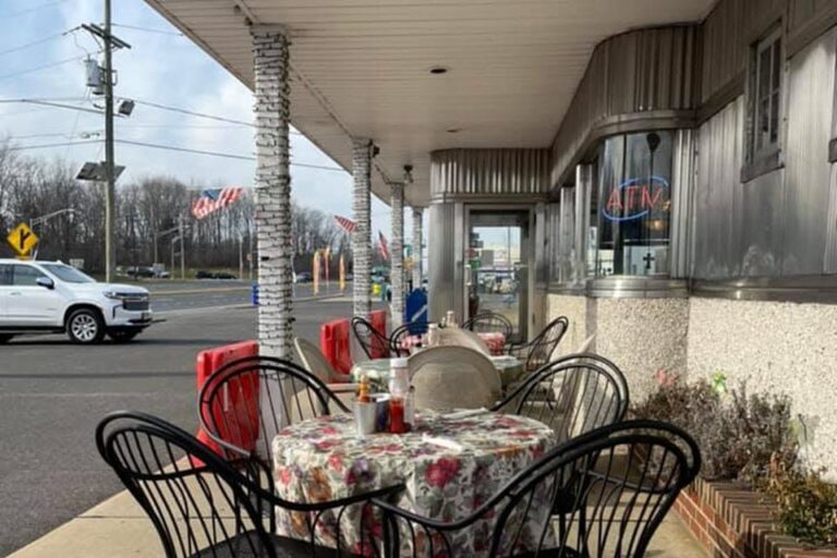 daphnes diner robbinsville nj outside 1 768x512