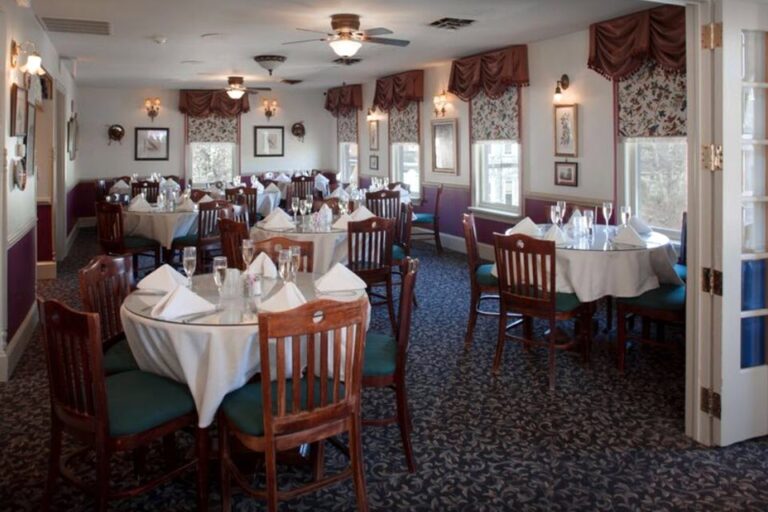 robins nest restaurant mount holly nj interior 7 768x512