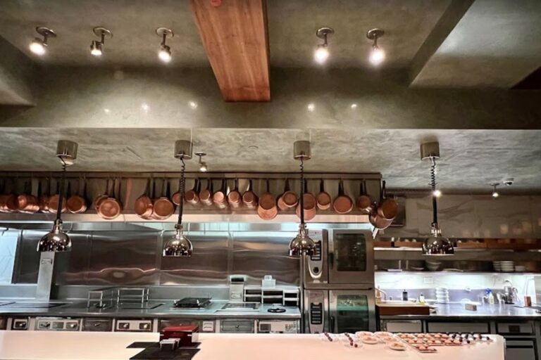 chefs table at brooklyn fare new york ny interior 3 768x512