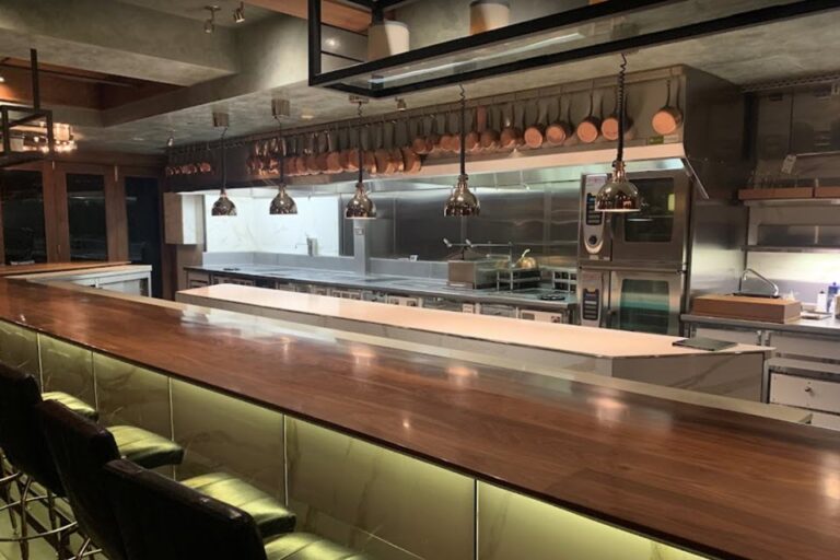 chefs table at brooklyn fare new york ny interior 4 768x512