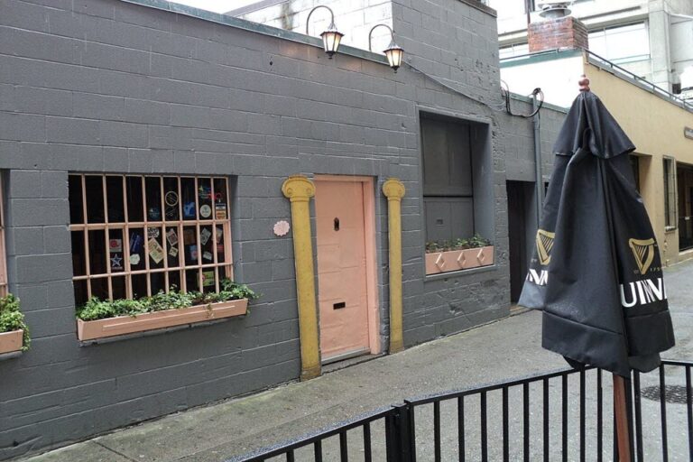 the pink door seattle wa exterior 1 768x512