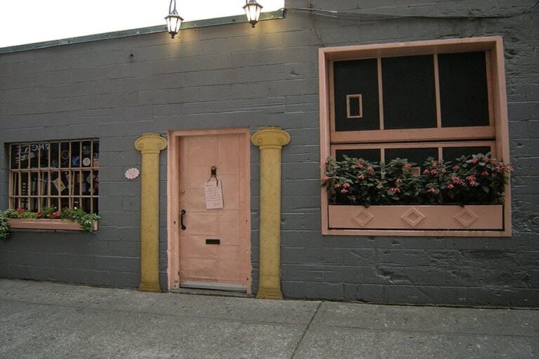 the pink door seattle wa exterior 2 768x512