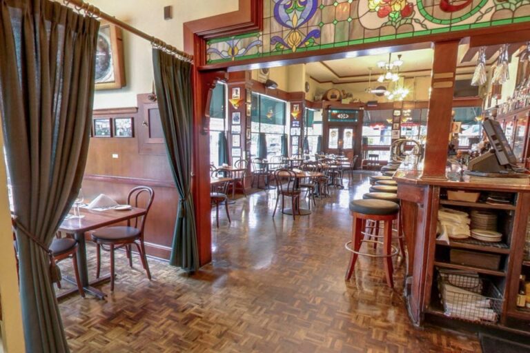 jakes famous crawfish portland or interior 10 768x512