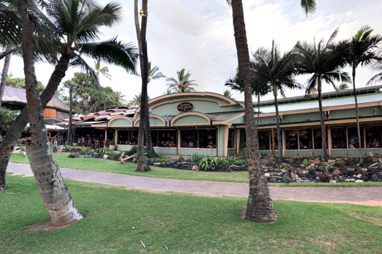 mamas fish house restaurant paia hi exterior 2 768x512