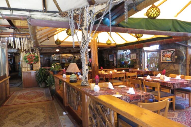 mamas fish house restaurant paia hi interior 5 768x512