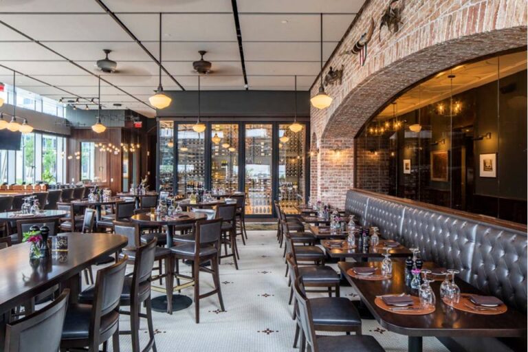 halls chophouse nashville tn dinner interior 4 768x512