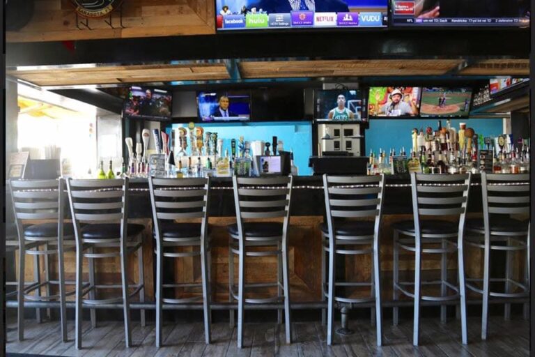 surfside taphouse clearwater beach interior 3 768x512