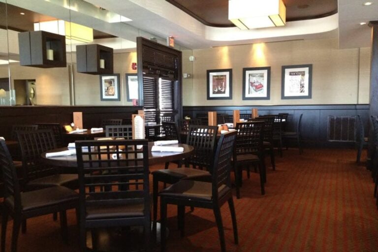 3 restaurant franklin ma interior 3 768x512