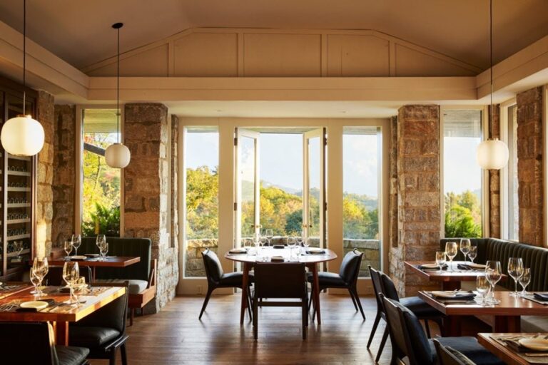 oak steakhouse highlands nc interior 8 768x512