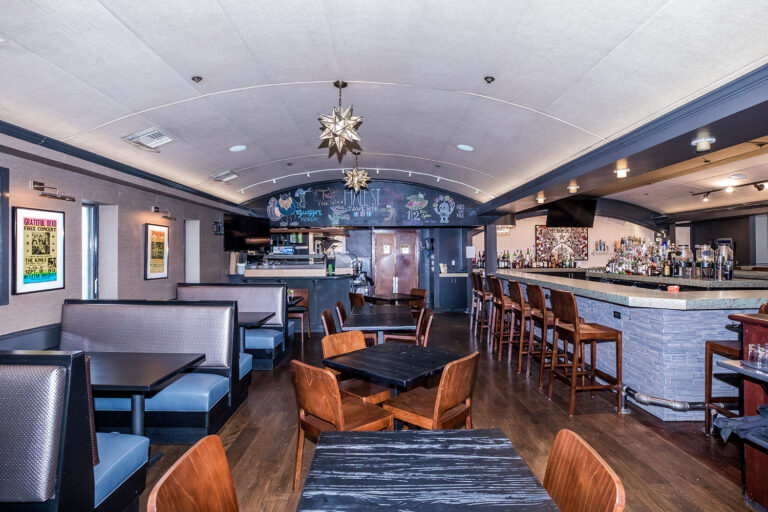 hale street tavern and oyster bar beverly ma interior 1 768x512