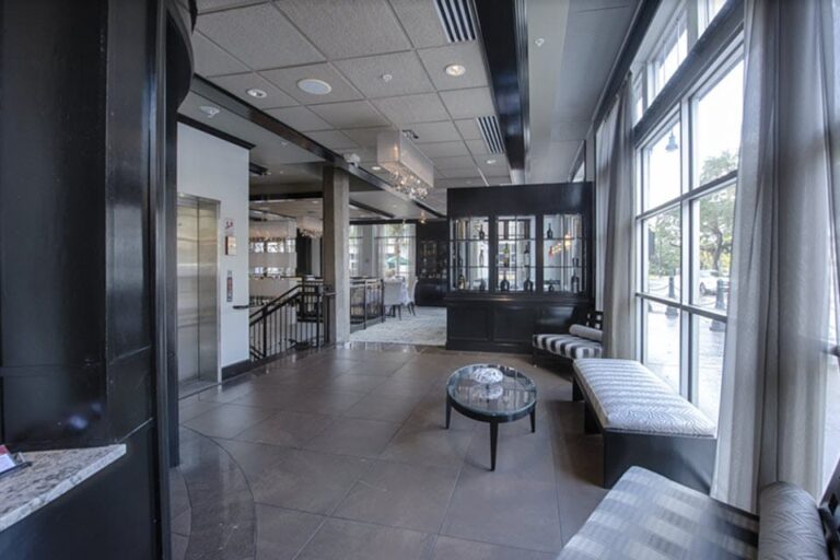 ruths chris steak house savannah interior 9 768x512