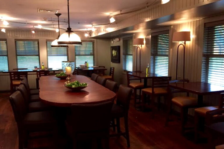 isaac newtons bar and restaurant newtown pa interior 3 768x512