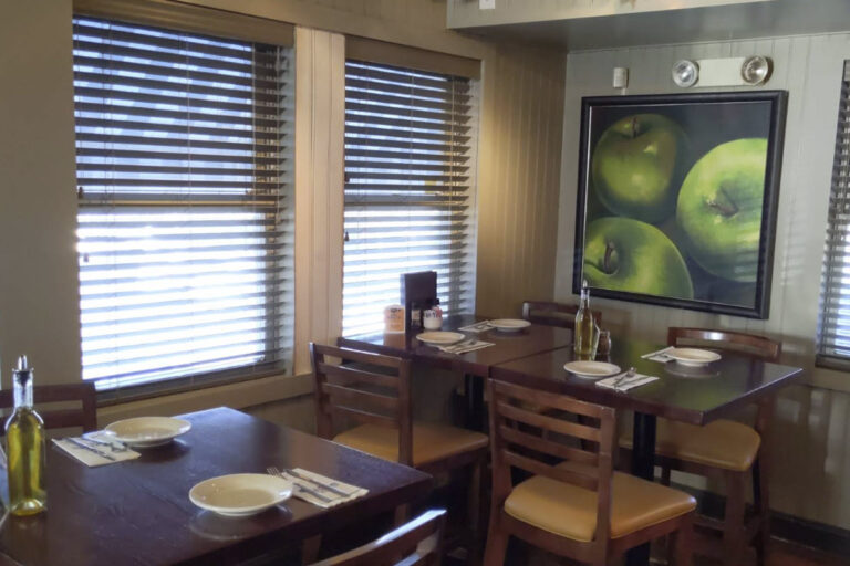 isaac newtons bar and restaurant newtown pa interior 5 768x512