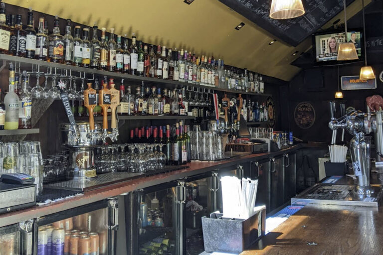 isaac newtons bar and restaurant newtown pa interior 6 768x512