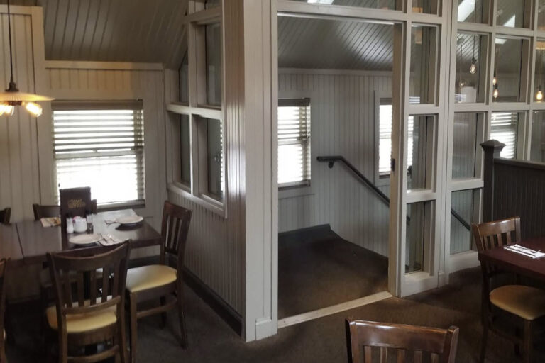 isaac newtons bar and restaurant newtown pa interior 7 768x512